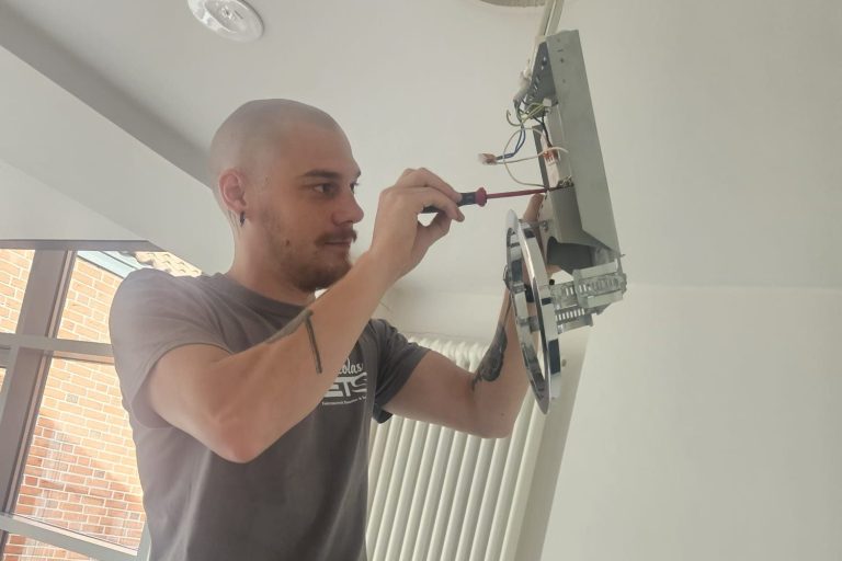 Nicolas - Azubi zum Elektroniker Nicolas - Azubi zum Elektroniker